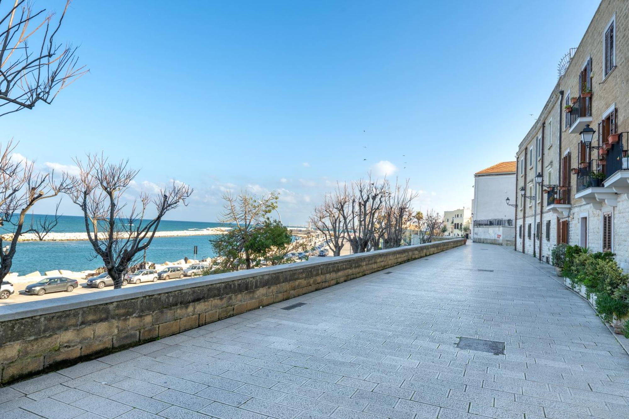 Seaside Near St Nicholas Basilica Apartment Bari